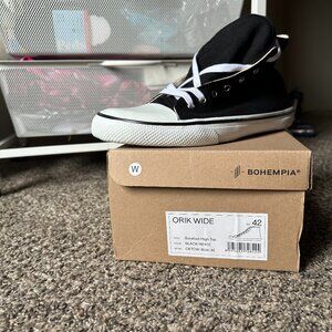 Barefoot (Unisex) Converse Style shoe (New in box)